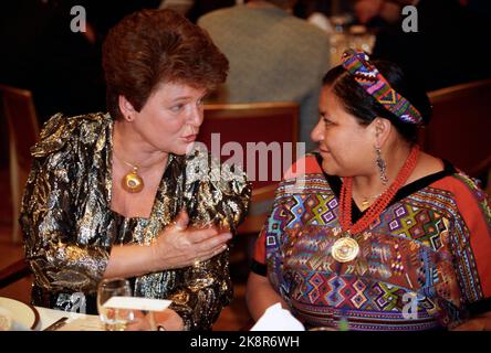 Oslo 19921210: Friedensnobelpreis 1992 an Rigoberta Mendchu (34) aus Guatemala. Premierminister Gro Harlem Brundtland zusammen mit Rigoberta Mendchu im Rahmen des Banketts, das das Nobelkomitee an die Friedenspreisträgerin gab. Foto: Aleksander Nordahl NTB / NTB Stockfoto