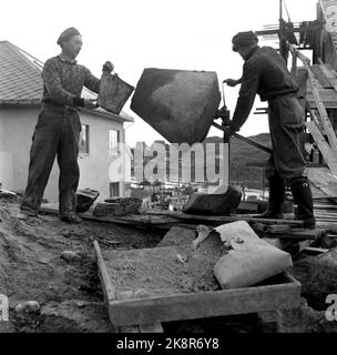 Honningsvåg 19521115. Recovery-Arbeit von Fiskevær Honningsvåg on Magerøya. 5 Jahre nach dem Krieg von 1947 bis 1952 spiegelt sich hier die Wohnreise voll und ganz in den Bildern wider. Die Deutschen legten Honningsvåg in Kies. Nach dem Krieg befand sich der Ort in einem chaotischen Ruinhaug, wo die Kirche als einziges Gebäude zurückgelassen wurde. Es wird gegraben und gesprengt. Die Grundmauern sollten gegossen werden und der Mischer mit Zement ist zu voll. Zement. Zementmischer. Foto: Sverre A. Børretzen / Aktuell / NTB Stockfoto