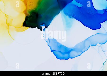 Makro-Nahaufnahme von blauen und gelben Farbschichten und abstrakten Formen auf Weiß. Flüssige Tinte, farbenfroher, strukturierter Hintergrund im Vollformat. Lebendige Farben. Stockfoto