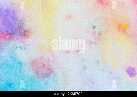Makro-Nahaufnahme eines abstrakten, farbenfrohen Farbverlaufs füllt den Hintergrund mit Aquarellflecken. Hintergrund aus strukturiertem weißem Papier im Vollformat. Stockfoto
