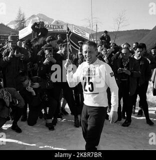 Innsbruck, Österreich 196402 die Olympischen Winterspiele 9.. Die Kombination wurde von Tormod Knutsen gewonnen. Hier Knudsen, der sich freut und nach dem Sieg eine norwegische Flagge schwingt. Fotografen im Hintergrund. Foto: Current / NTB Stockfoto