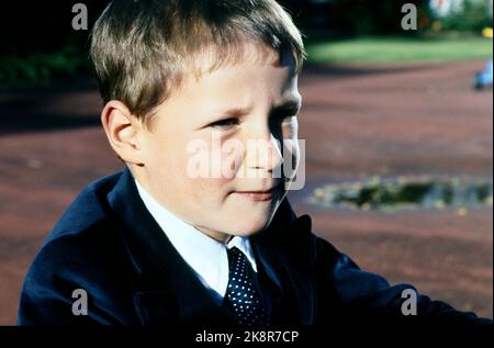 Asker 197909: Die Kronprinzenfamilie in Skaugum, September 1979. Das Kronprinzenpaar und die Kinder, die zu Hause in Skaugum fotografiert wurden. Das Bild: Prinz Haakon Magnus im Garten von Skaugum. Foto: Bjørn Sigurdsøn / NTB / NTB Stockfoto