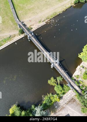 Eine Luftaufnahme der Ferry Bridge über den Fluss Trent in Staffordshire, England Stockfoto