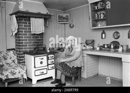 Våler, Solør März 1973: Tater-Milla (geboren um 1867) fotografiert in der Küche seines 86-jährigen Hauses in Våler. Sie trägt Schuss, Ohrringe und Silber. Tater-Milla reiste 50 Jahre lang, bevor sie Resident war. Ihr voller Name war Jenny Emilie Pettersen. Foto: Ivar Aaserud / Aktuell / NTB Stockfoto