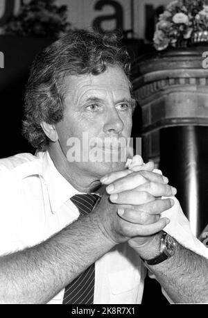 Oslo 19840826. Rechtsgerichtete nationale Sitzung. Erling Norvik wurde während einer nationalen Sitzung auf der rechten Seite zum neuen Vorsitzenden gewählt. Ernst. Gefaltete Hände. Foto: Jan Erik Karlsen NTB / NTB Stockfoto