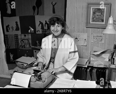 Oslo 19660606 Autorin Anne-Cath. Vestly bei der Schreibmaschine, wo sie ihre bekannten Kinderbücher schreibt. Foto: NTB / NTB Stockfoto