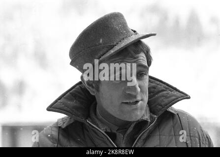 Rjukan Januar 1965 Filmaufnahme von 'Heroes from Telemark' in Rjukan. Über die schweren Wassersaboteure von Kompani Linge. Sabotage zum Kraftwerk Vemork. Die britische Firma Benton Film posiert mit 120 Mitarbeitern. Held Nummer zwei ist der irische Schauspieler Richard Harris, der Saboteur Knut Straud spielt. Foto: Sverre A. Børretzen / Aktuell / NTB Stockfoto