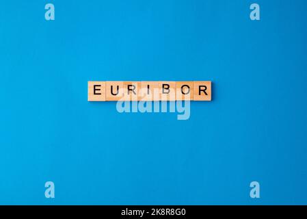 Wort EURIBOR ist in Holzbuchstaben auf blauem Hintergrund geschrieben. Kopieren Einfügen. Stockfoto