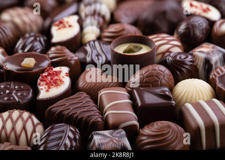 Mischen Sie Schokoladenbonbons und andere Süßfleisch, Dessert Food Hintergrund Stockfoto