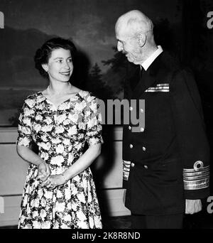 Oslo 19550624. Königin Elisabeth II. Bei einem Staatsbesuch in Norwegen mit ihrem Mann Prinz Philip. Hier ist das offizielle Bild von der Vogelfabrik auf dem Schloss. Königin Elizabeth und König Haakon. Kleid mit Blumenmuster, lächelnd. Foto: NTB / NTB Stockfoto