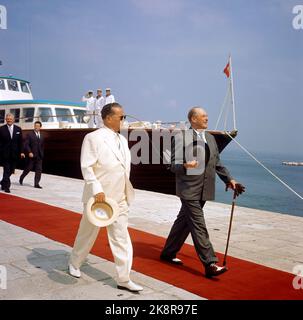 Belgrad, Jugoslawien September 1966. König Olav bei einem offiziellen Besuch in Jugoslawien. Hier mit Präsident Josip Broz Tito (TV). Foto: Arild Hordnes NTB / NTB Stockfoto