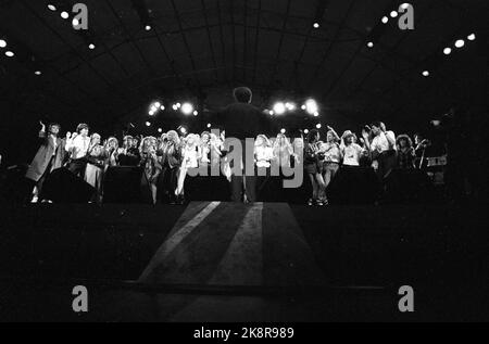 Oslo, 31081985. „Rock on the Dock“-Konzert „Together for Life“. Hier sind alle Künstler versammelt, um mit dem Lied 'All of US' zu singen. Foto: Ola Næs / NTB / NTB Stockfoto