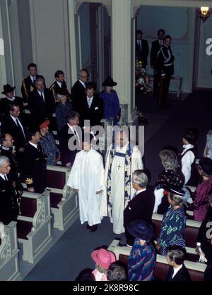 Oslo 9. Oktober 1988. Prinz Haakon bestätigt sich in der Burgkapelle. Hier geht es mit Bischof Andreas Aarflot auf dem Weg den Kirchenboden hinauf. Foto; Knut Falch / NTB Stockfoto