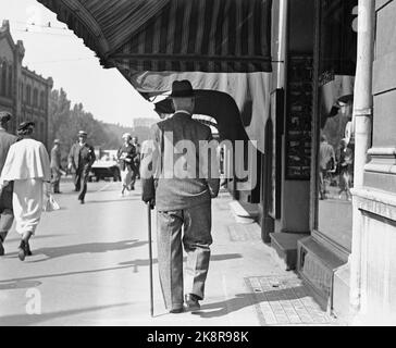 Oslo 19360812 Autor Knut Hamsun spaziert in Oslo. Hier auf dem Weg zum Karl Johans Tor am Storting. Hamsun von hinten, mit Stock. Foto: NTB / NTB Stockfoto