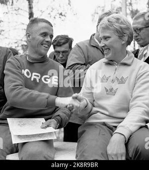 Løten 19620922 findet in Løten die erste Europameisterschaft in Orientierung statt. Hier gratuliert die Europameisterin Magne Lystad (NOR) der weiblichen Europameisterin Ulla Lindquist (SWE). Foto: NTB / NTB Stockfoto