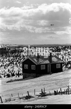 Golsfjellet, Ostern 1962: Achttausend kümmert sich. Das Rote Kreuz ist auf dem Osterberg bereit. Nach dem Unfall kann das Rote Kreuz Flugzeuge, Hubschrauber, Hundeschlitten, Krankenwagen und Hilfskräfte anfordern. Hier fliegen Sie über den Berg. Cottage. Foto: Bjørn Bjørnsen / Current / NTBSCANPIX. Stockfoto