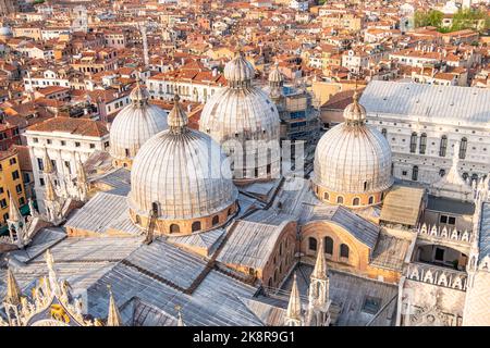 Die Kuppeln des Markusdoms in Venedig, Italien Stockfoto