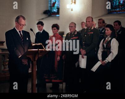 Oslo 8. April 1990. König Olav, Kronprinz Harald, Kronprinzessin Sonja, Prinz Haakon Magnus und Prinzessin Märtha Louise im Dom während des Gedenkgottesdienstes am 9. April 1940. Premierminister Jan P. Syse liest die Bibel. Foto: Morten Hvaal / NTB / NTB Stockfoto