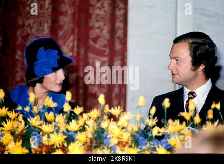 Oslo 1974. Oktober: König Carl Gustaf von Schweden zu einem offiziellen Besuch in Norwegen. Hier zusammen mit Kronprinzessin Sonja mit Hut in schwarz und blau während des Besuchs im Rathaus von Oslo. Gelbe Blumen auf dem Tisch. Foto: NTB / NTB Stockfoto