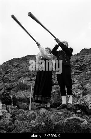 Alvdal August 1963. Die Premiere des Films 'Fresc kick' nach den Büchern von K. Aukrust wurde der Molkerei in Alvdal hinzugefügt. Hier reisten alle Hauptrolle, und die Einheimischen machten ein öffentliches Festival. Hier spielen Egil Storbekken und Solveig (Nachname unbekannt) auf einem Nickerchen in Kostümen. Foto: Sverre A. Børretzen / Aktuell / NTB Stockfoto