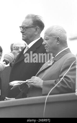 Schweden 196400704. Der sowjetische Führer Nikita Chruschtschow zu einem offiziellen Besuch in Sveige. Hier Präsident Chruschtschow zusammen mit Premierminister Tage Erlanger (v.v.) während des Besuchs in Schweden. Foto: Current / NTB Stockfoto