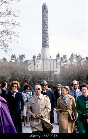 Oslo Mai 1978. Israels Außenminister Moshe Dyan besucht Norwegen. Hier besuchen Moshe Dyan Frogner Park und Vigelands Anlage den Monolith im Hintergrund. Foto: Erik Thorberg NTB / NTB Stockfoto