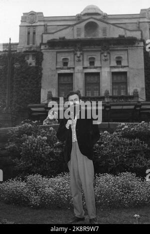 Bergen im Frühjahr 1953. Die ersten Festivalspiele. Viele berühmte Menschen aus einer vergangenen Zeit wurden von berühmten Schauspielern gestikuliert. Hier ist ein junger Henrik Ibsen, gespielt von Eilif Armand, vor der National-Szene. Foto: Ewoos Christensen / Current / NTB. Stockfoto