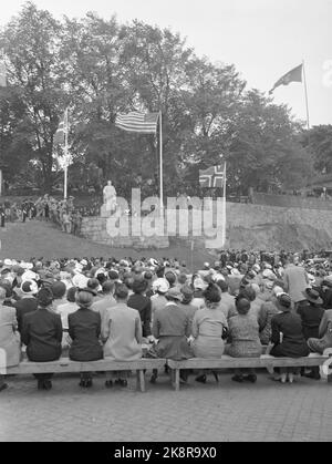 Oslo 19500607. Eleanor Roosevelt ist in Oslo, um die Statue ihres Mannes Frankelin D. Roosevelt in der Festung Akershus zu enthüllen. Die norwegische Königsfamilie bei der Enthüllung anwesend. Norwegische und amerikanische Flaggen. Foto: NTB / NTB Stockfoto