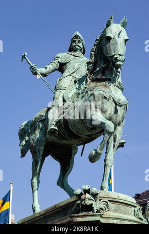 Eine vertikale Aufnahme der Statue von Karl IX. Zu Pferd in Göteborg, Schweden Stockfoto