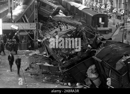 Oslo 19701227 Güterzüge haben die Bremsen verloren und sind in die Halle am Ostbahnhof von Oslo eingestürzt. Der Lokführer kam ums Leben, und der Leuchtturm wurde mit einer Geldstrafe bestraft, bevor er sich verengte. Zum Glück waren nur 10-15 Predals in der Halle, als der Unfall passierte. Hier ist der Zug in der Ostbahnhalle zerstört. Foto: NTB / NTB Stockfoto