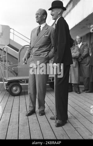 Oslo. König Haakon 80 Jahre 3. August 1952. Picture: Warten auf königliche Gäste am Flughafen. König Haakon sprach nach der Ankunft des Prinzen am Flughafen Oslo Fornebu mit dem dänischen Prinzen Axel in einem angenehmen Gespräch. Foto: Sverre A. Børretzen / Aktuell / NTB Stockfoto