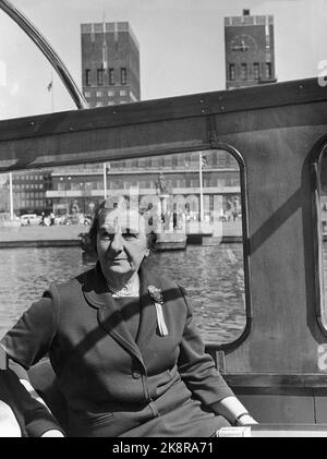 Oslo, 17. Mai 1961. Israels Außenminister Gold besucht Norwegen noch mehr. Hier auf der Kreuzfahrt auf dem Oslofjord. Das Rathaus von Oslo ist im Hintergrund zu sehen. Foto: Aage Storløkken / Aktuell / NTB Stockfoto