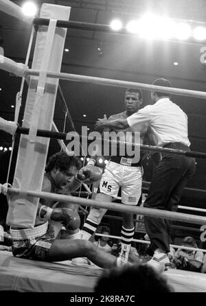 Las Vegas, USA 19860907 Boxen, Weltcup-Spiel zwischen Michael Spinks und Steffen Tangstad. Steffen Tangstad geht nach Spinks entscheidender Linken in der Runde 4. in die Canvasen. NTB Stock Photo: Bjørn Sigurdsøn, NTB Neg.no: 17581 - 17 Stockfoto