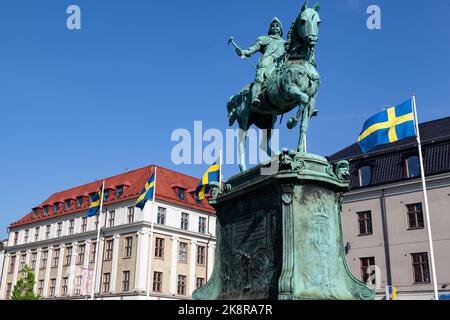 Die Statue von Charles IX zu Pferd auf einem Platz mit Gebäuden unter dem klaren Himmel, Göteborg, Schweden Stockfoto