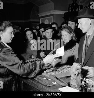 Moskau Russland 1955. Werna Gerhardsen und Einar Gerhardsen in Moskau an der Spitze einer norwegischen Delegation, um die Möglichkeiten für ein erweitertes Handelsabkommen zu diskutieren. Hier Gerhardsen (Th) auf einer Shoppingtour in Moskau. Der Preis wird auf einem Kugelrahmen / Abakus auf der Theke berechnet. Foto: Aage Storløkken / Aktuell / NTB Stockfoto