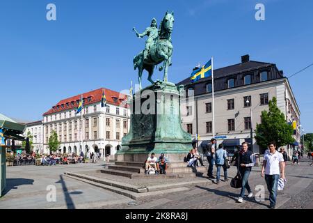 Die Statue von Charles IX zu Pferd auf einem Platz mit Gebäuden und Menschen, Göteborg, Schweden Stockfoto