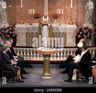 Oslo 19711019: Prinzessin Märtha Louise - Taufe in der Schlosskapelle. Bischof Fridtjof Birkeli – Vorspeisen. T.H. Sonnja Sonja sitzt mit dem Taufkind zwischen König Olav und Kronprinz Harald. T.v. Prinzessin Margaretha von Dänemark, die der Kamera am nächsten ist. NTB-Archivfoto / ntb Stockfoto