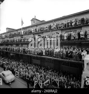 Oslo 19560517. Das neue Flaggschiff der Norwegisch-Amerikanerlinie MS 'Bergensfjord' kommt in Oslo an und legt einen zusätzlichen Wert auf die Feier des Nationaltages, der ansonsten von Regen und stürmischem Wetter geprägt ist. Die Jungfernfahrt von Bergensfjord ging vom Hof in Newcastle über Bergen und Kristiansand nach Oslo. Hier wird der 'Bergensfjord' von Tausenden von Menschen empfangen, als er im Hafen von Oslo ankommt. Foto: Sverre A. Børretzen / Aktuell / NTB Stockfoto