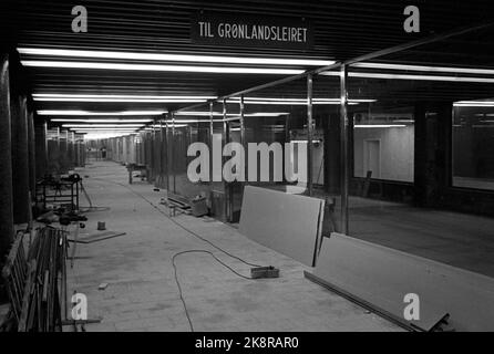 Oslo 19660427 die Arbeiten an der neuen U-Bahn-/Tunnelstrecke im Raum Oslo nähern sich der Fertigstellung. Hier ist das Innere von der grönländischen Station mit den Schildern 'zum grönländischen Lager'. Foto: NTB / NTB Stockfoto