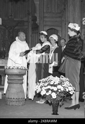 Oslo 19621004. In der Holmenkollenkapelle taufen Prinzessin Estad und Johan Martin Ferner ihre Tochter Cathrine. Das Taufkind wurde von ihrer Mutter Prinzessin, Prinzessin, getragen. Die Taufe wurde von Pfarrer Sverre Eika vorgenommen. Hier von der Taufaktion (f.) Pfarrer Sverre Eika, Lille Cathrine, Prinzessin Arid, (hinter) Großherzogin Josephine-Charlotte von Luxemburg und König Olav. Margaretha von Dänemark (t.h.). Foto: NTB / NTB Stockfoto