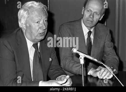 Oslo 19800521. Edward Heath, ehemaliger britischer Premierminister (British Conservative Party), besucht Norwegen. - Die Widersprüchlichkeiten zwischen dem Vereinigten Königreich und den anderen EG-Ländern bezüglich des Gemeinschaftshaushalts beinhalten keine Krise in der Zusammenarbeit, betonte er auf einer Pressekonferenz am 21. Mai 1980 in Oslo. Rechts Svenn Stray (H), Vizepräsident des Storting und Vorsitzender der Europäischen Bewegung. Foto: Bjørn Sigurdsøn/NTB Stockfoto