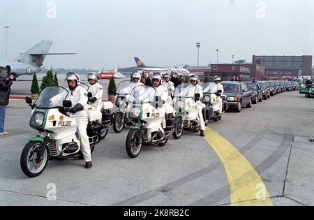 Hamburg, Deutschland, 19890503. Das Kronprinzenpaar zu einem offiziellen Besuch in Hamburg. Kronprinz Harald und Kronprinzessin Sonja wurden am Flughafen mit einer langen Abkürzung von Polizeimotorrädern und Autos abgeholt. Foto: Morten Hvaal NTB / NTB Stockfoto