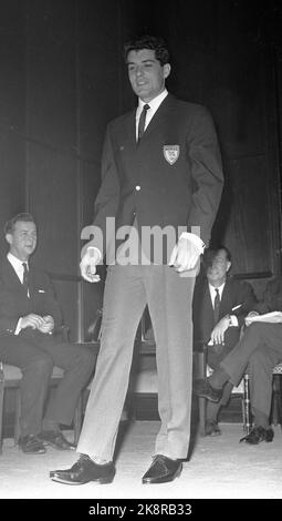 Oslo 19680122 Olympische Winterspiele in Grenoble 1968. Die Darstellung der Jungen Kleidung, Jacke mit olympischem Emblem. Foto: Vidar Knai / NTB / NTB Stockfoto