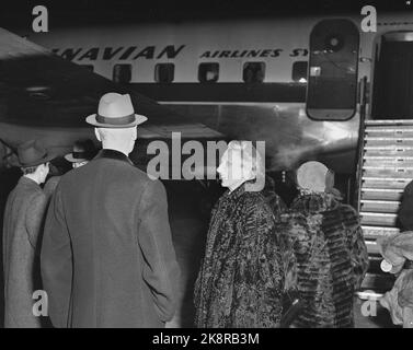 Gardemoen 19530125. Kronprinzessin Märtha, Prinzessin Arid und Prinzessin Ragnhild kommen nach Norwegen. Am Flughafen Gardemoen wurden sie von Kronprinz Olav, Prinz Harald und König Haakon empfangen. Kronprinzessin Märtha mit pelzüberzug und Hut, von hinten König Haakon. Foto: NTB Archive / NTB Stockfoto