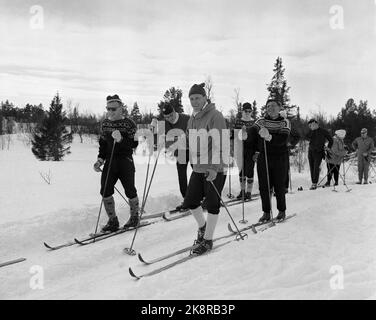 Beitostølen 19620323 unter der Leitung von Erling Stordahl und Håkon Brusveen finden in Beitostølen erstmals Skikurse für Blinde statt. Hier unterweisen Brusveen (vorne) und Stordahl (hinter ihm auf der Spur) den Blinden auf der Spur. Foto: NTB / NTB Stockfoto