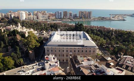 Eine Luftaufnahme des Museums von Malaga, umgeben von Bäumen und Gebäuden am Meer in Spanien Stockfoto