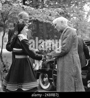 Oslo 29. Juni 1957. Premierminister Jawaharlal Nehru aus Indien bezaubert die Norweger. Hier aus dem Volksmuseum, wo ihm Blumen von einem Kostümmädchen überreicht wurden. Foto: NTB / NTB Stockfoto