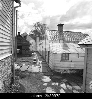 Osterøy 19680727. Havråtunet in Osterøy in Hordaland ist ein Hof, in dem die Vergangenheit noch lebt. Um das Jahr 1300 war Havråtunet ein gut etablierter Bauernhof. Hier außen vom Hof. Foto: Sverre Børretzen Current / NTB Stockfoto