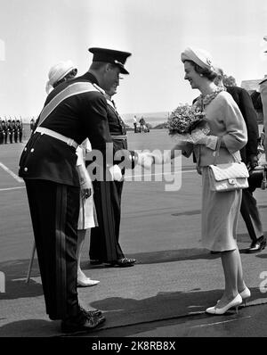 Oslo 19650614 das belgische Königspaar Königin Fabiola und König Baudouin bei einem offiziellen Besuch / Staatsbesuch in Norwegen. Hier begrüßt Kronprinz Harald Königin Fabiola bei der Ankunft in Fornebu. Foto: Hordnes / NTB / NTB Stockfoto