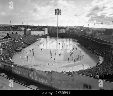 Oslo 19650214 Weltmeisterschaft auf Schlittschuhe, schnelle Rennen, im Bislett Stadium in Oslo. Die Meisterschaft wurde von per Ivar Moe gewonnen. Übersichtsbild eines überfüllten Bislett-Stadions. Flaggen, Gleisbesatzungen in Arbeit und zwei Skater in Aktion auf dem ICE TV. Auf dem Bild. Foto: Erik Thorberg / NTB / NTB Stockfoto